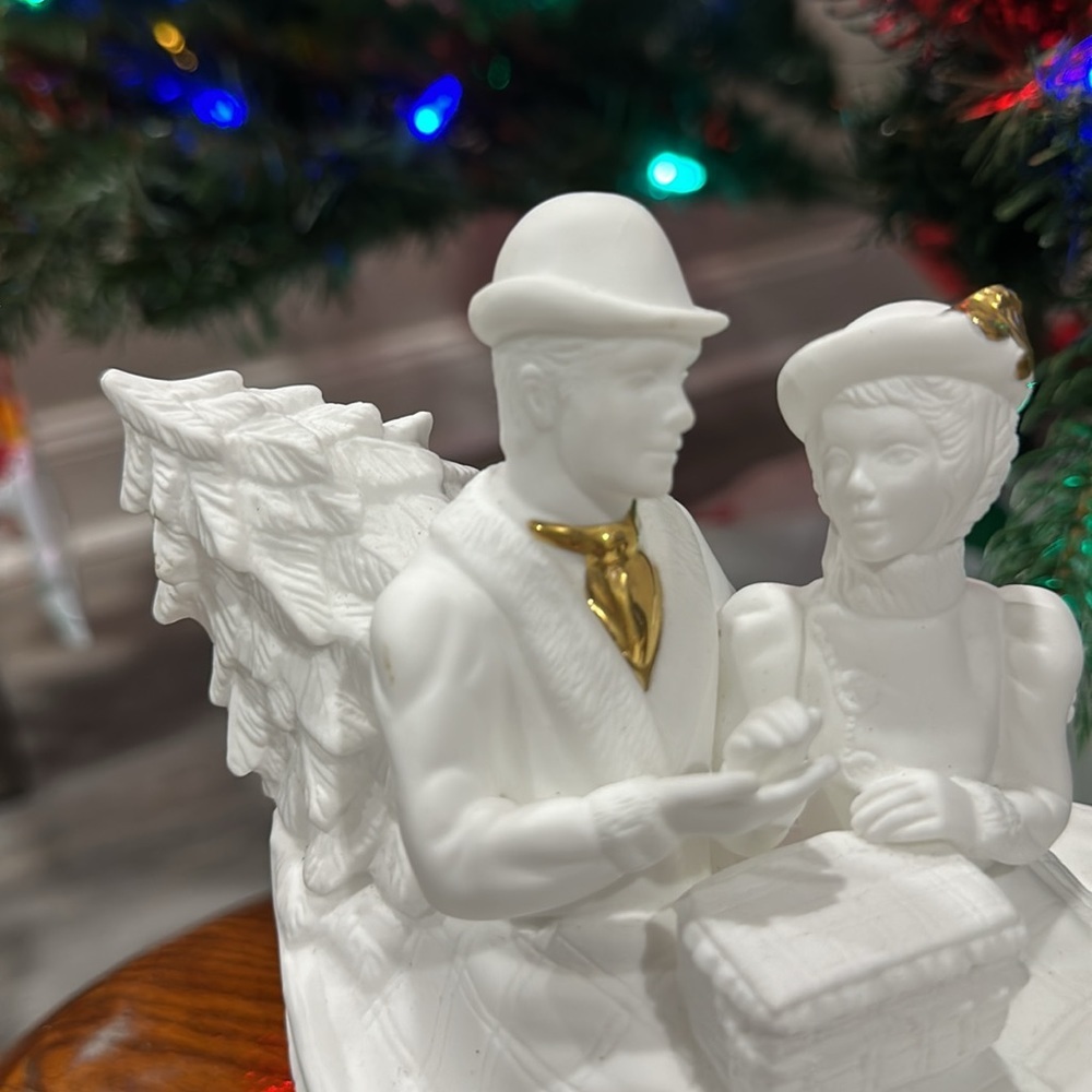 LENOX 1993 Musical Sleigh…Plays O Christmas Tree…A Young Couple in a Sleigh. - Picture 10 of 11